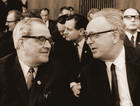 Hermann Klare (l.) mit Max Steenbeck, 1970