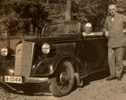 Max Weger mit seiner Frau Thekla und seinem Opel Olympia Cabrio