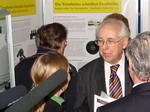 Prof. Koßmehl mit Medien-Vertretern
